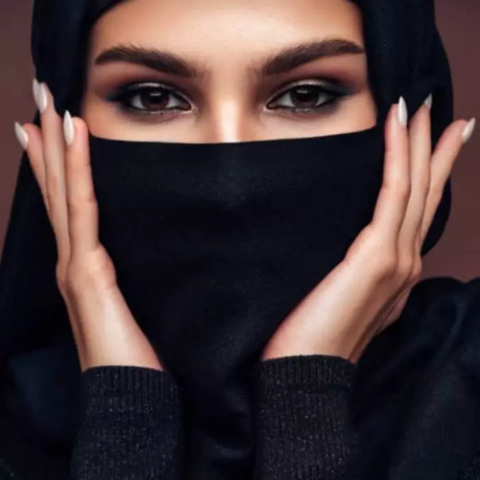 Gambar profil WA seorang wanita berkerudung dan niqab